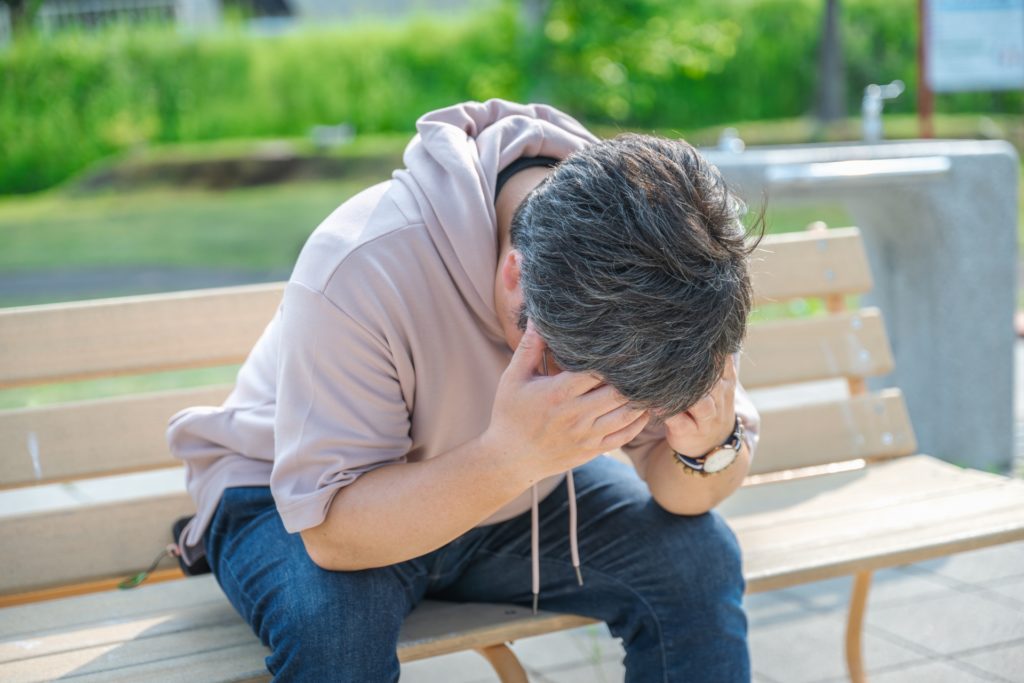 「何もやる気が出ない」「性欲がなくなった」と感じる男性が増えています。その原因は、ストレスやうつなどの心理的要因、テストステロン低下や慢性疾患といった身体的要因、薬の副作用、生活習慣の乱れなど多岐にわたります。この記事では、原因の見立て方からセルフケア（睡眠・運動・食事改善）までを解説し、医療機関に相談すべきサインと、テストステロン補充療法（TRT）やrTMS、ケタミン療法といった最新の治療法も紹介します。男性の意欲・活力を取り戻すための実践ガイドです。